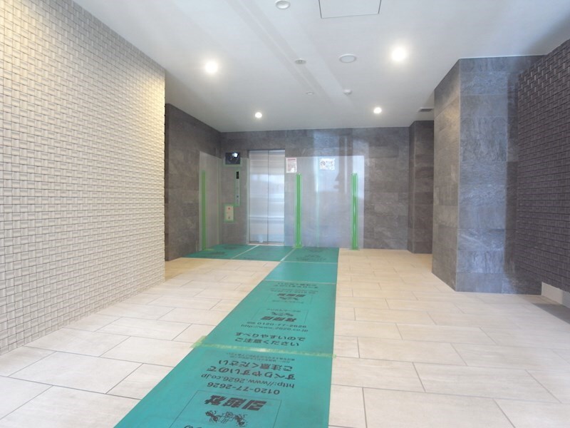 物件外観写真3　(清潔なロビーです)