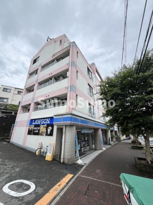 物件外観写真1　(外観は落ち着いています)