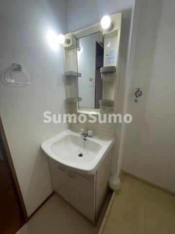 物件内観写真11　(広い洗面スペース)