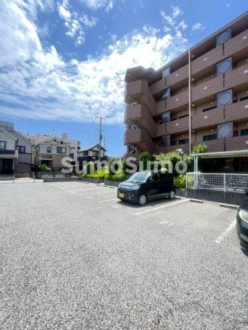 物件外観写真2　(駐車場です)