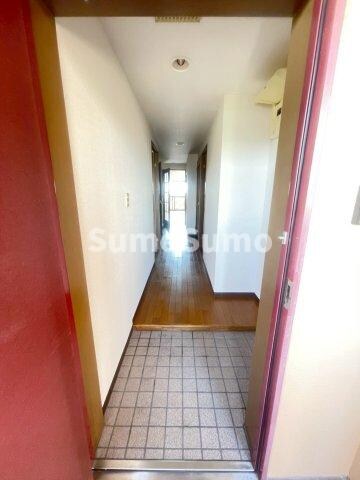 物件内観写真4　(明るい玄関です)