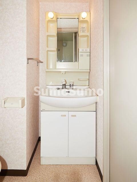 物件内観写真6　(ゆったりとスペースのある洗面所)