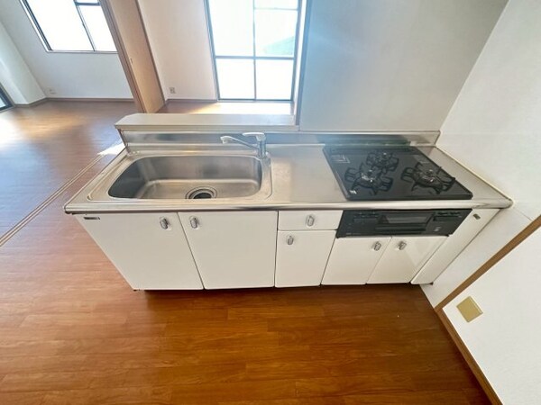 キッチン(コンパクトなキッチンで掃除もラクラク)