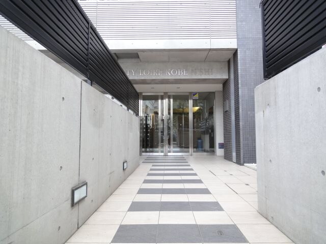 物件外観写真2　(ゆとりのあるエントランスです)