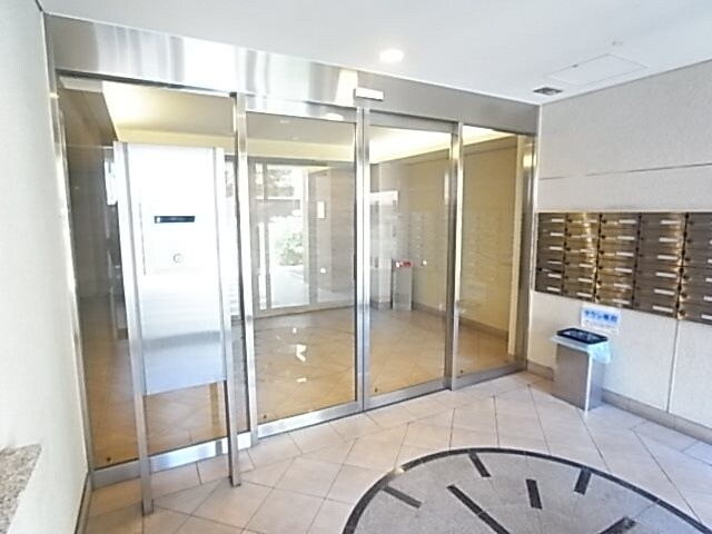 物件外観写真3　(落ち着いたエントランスです)
