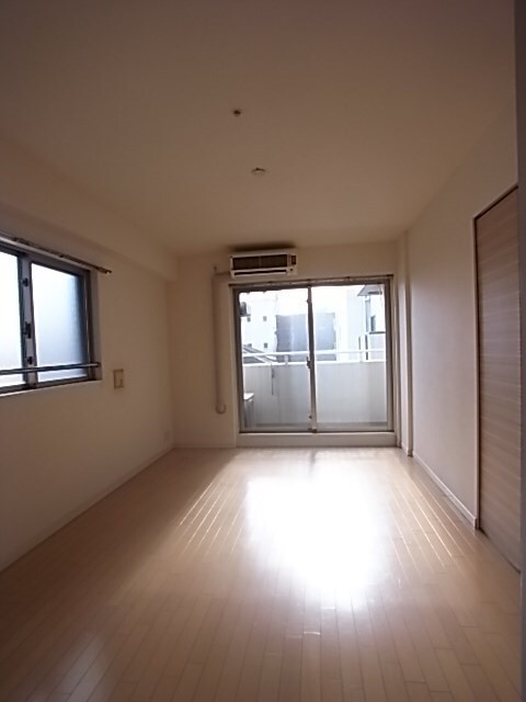 物件内観写真25　(ゆったりとした居間です)