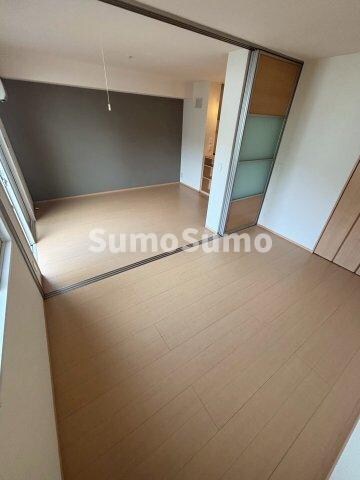 物件内観写真23　(明るい色調の室内です)