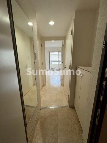 物件内観写真8　(明るい玄関です)