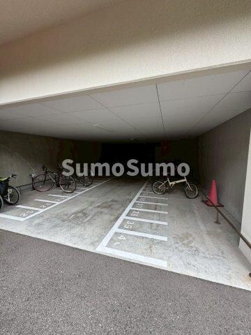 物件外観写真6　(駐車場があるので、車を買う予定の方も安心です)