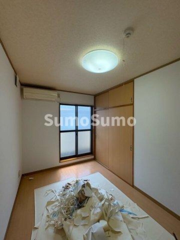 居室(こちらの居間で趣味の時間をお楽しみください)