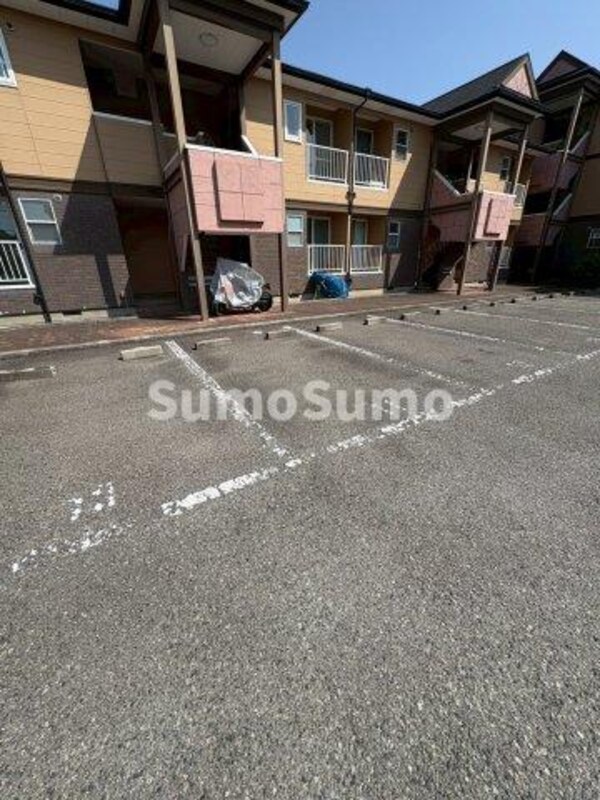 駐車場(駐車場があるので、車を買う予定の方も安心です)