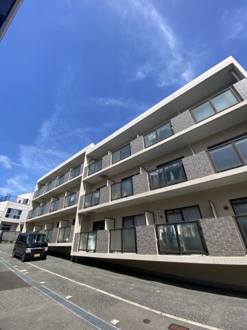 物件外観写真2　(落ち着いた雰囲気の外観です)