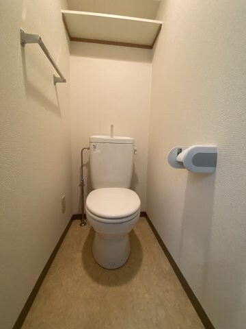 物件内観写真9　(ゆったりとした空間のトイレです)