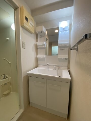 物件内観写真10　(朝の身支度には欠かせない独立洗面化粧台)