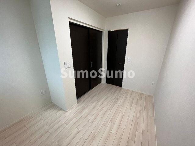 物件内観写真5　(広くて明るい寝室)