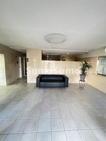 物件外観写真3　(ゆとりのあるロビーです)