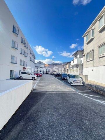 物件外観写真4　(駐車スペースもあります)