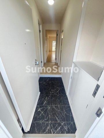 物件内観写真10　(収納もある玄関です)