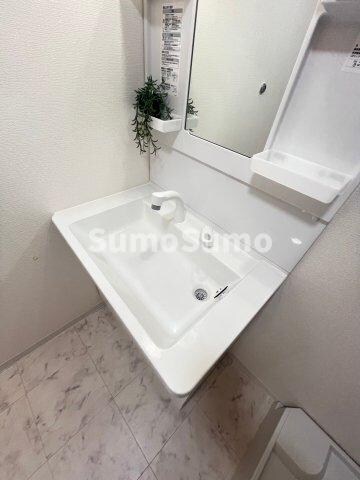 物件内観写真16　(明るい洗面所です)