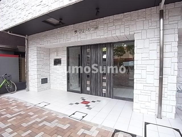 物件外観写真2　(清潔なエントランスです)