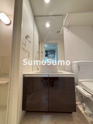 物件内観写真11　(明るい洗面所です)