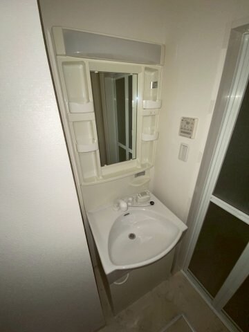 物件内観写真10　(朝の支度にも助かる、独立の洗髪洗面化粧台)