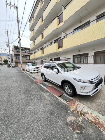 物件外観写真4　(駐車場に車を止められます)