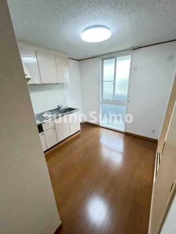 物件内観写真3　(おしゃれな居間です)