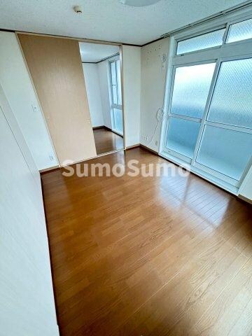 物件内観写真5　(広くて明るい寝室)