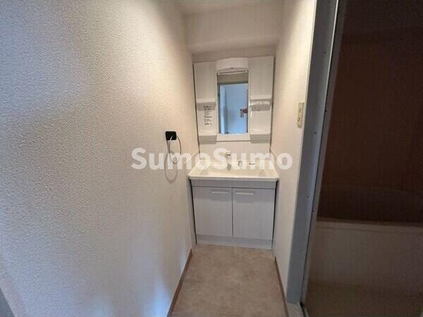 物件内観写真9　(コンパクトで使いやすい洗面所)