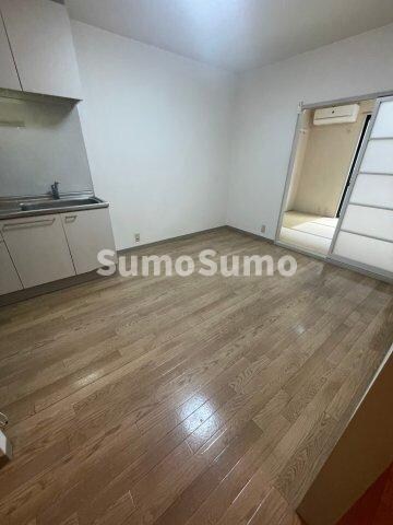 物件内観写真4　(こちらのリビングで趣味の時間をお楽しみください)