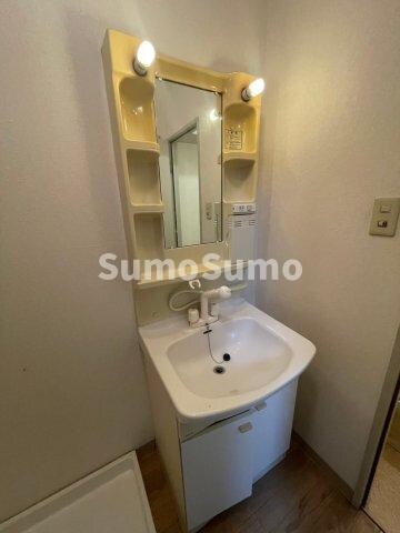 物件内観写真6　(広い洗面スペース)