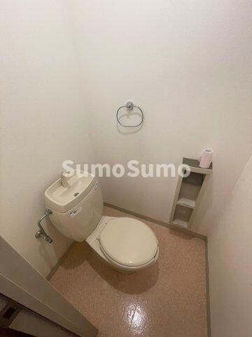 物件内観写真9　(落ち着いた色調のトイレです)
