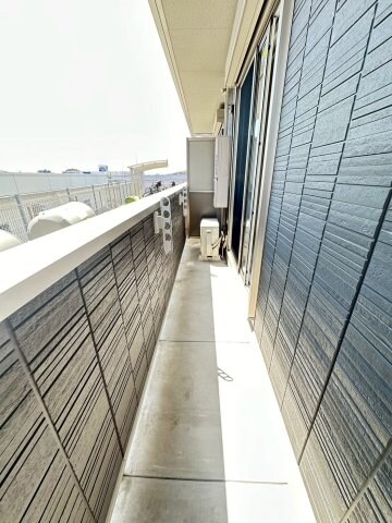 物件内観写真4　(広々としたバルコニーです)