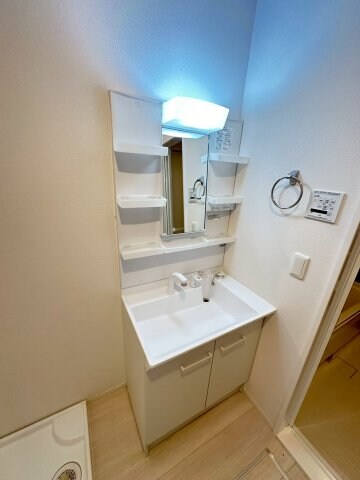 物件内観写真16　(広い洗面スペース)