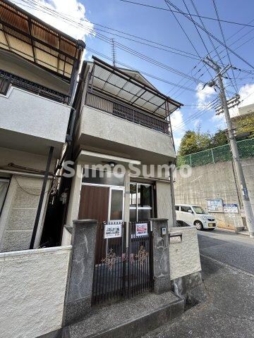 物件外観写真2　(外観は落ち着いています)