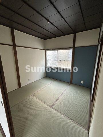 物件内観写真7　(落ち着いた色調の寝室です)