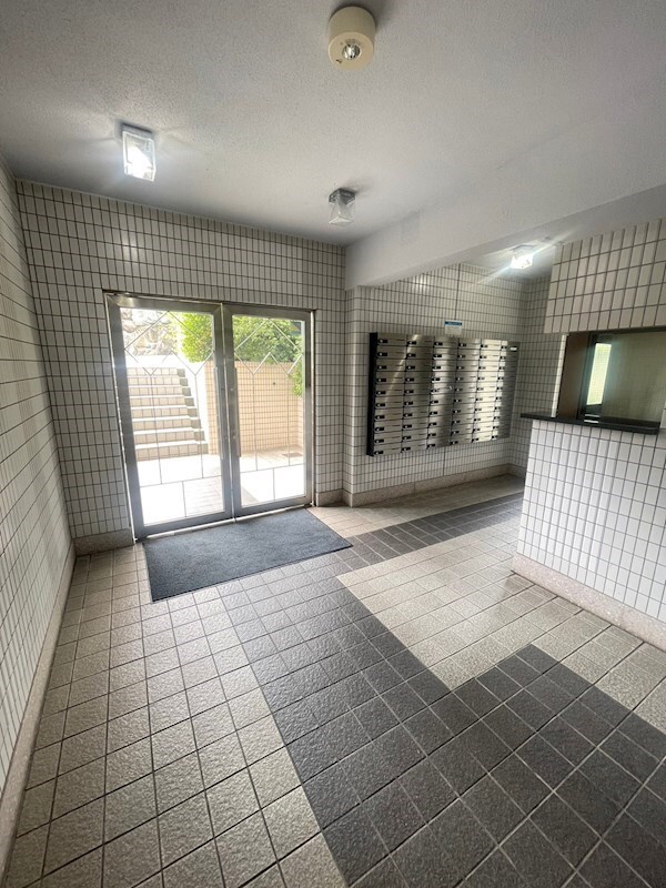 物件外観写真2　(落ち着いたロビーです)