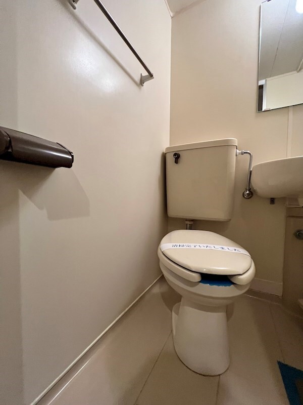 物件内観写真9　(ゆったりとした空間のトイレです)