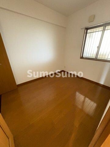 物件内観写真6　(落ち着いた色調の寝室です)