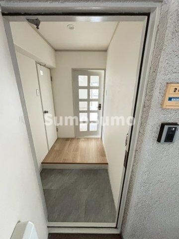 物件内観写真3　(収納もある玄関です)