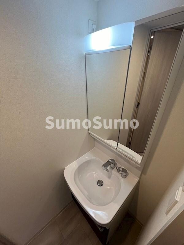 物件内観写真13　(朝の支度にも助かる、独立の洗髪洗面化粧台)