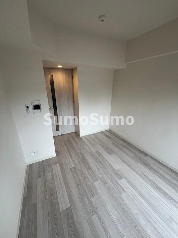 物件内観写真18　(こちらのリビングで趣味の時間をお楽しみください)