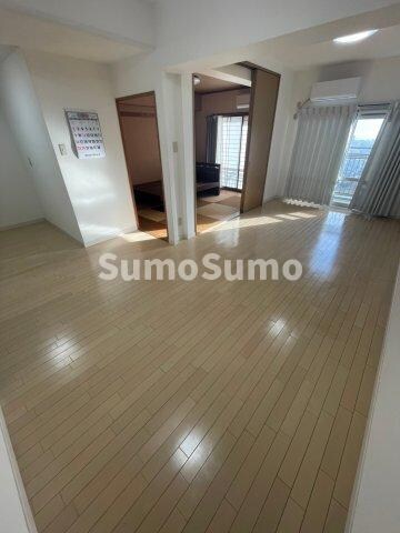 物件内観写真25　(こちらの居間で趣味の時間をお楽しみください)