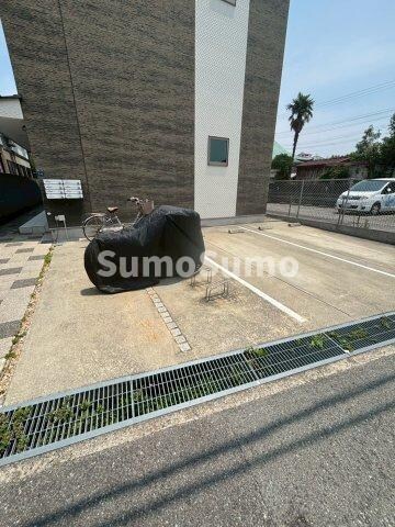 物件外観写真2　(車をお持ちの方に嬉しい駐車場付きの物件です)