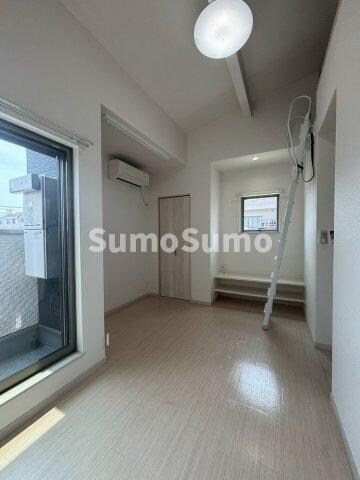 物件内観写真23　(こちらのリビングで趣味の時間をお楽しみください)