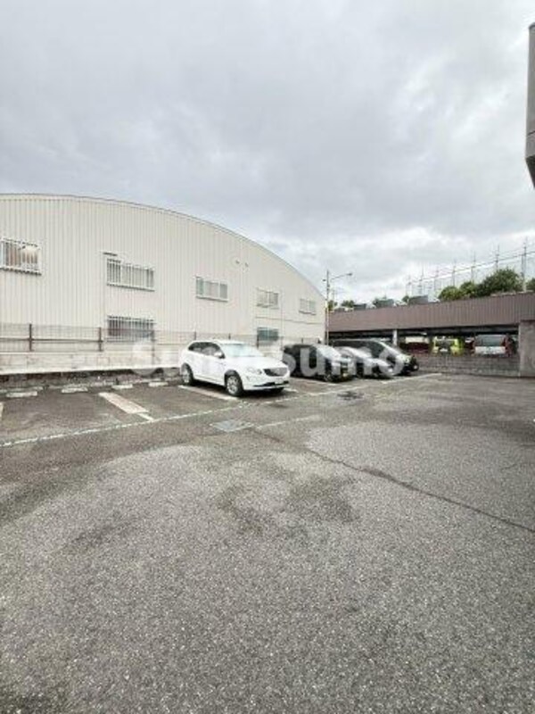 駐車場(駐車場に車を止められます)