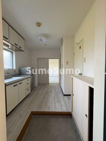 物件内観写真3　(明るい玄関です)