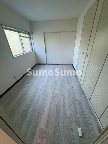 物件内観写真16　(こちらの居間で趣味の時間をお楽しみください)