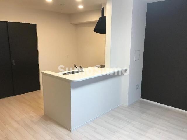 物件内観写真3　(こちらのリビングで趣味の時間をお楽しみください)